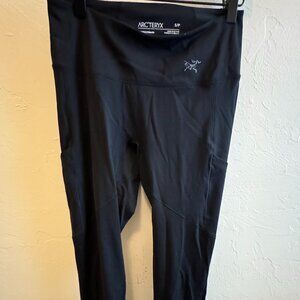 Arc’teryx Black Cropped Pocket Leggings Large